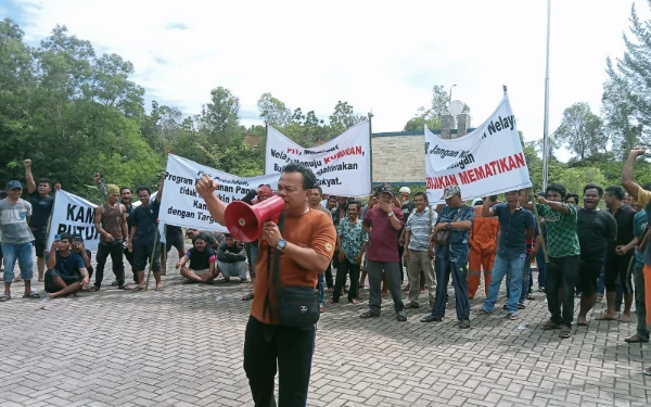 Foto Nelayan dan ABK Kapal Sumber Indah Ber Unjuk Rasa Karena izin berlayar di Suspen/ Bekukan ( Foto Amron)