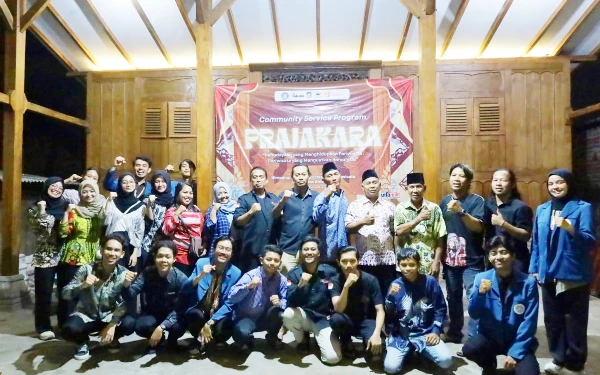 Foto Mahasiswa program studi destinasi wisata fakultas Vokasi Unair bersama warga saat opening.  (foto: dok fak vokasi for ketik)