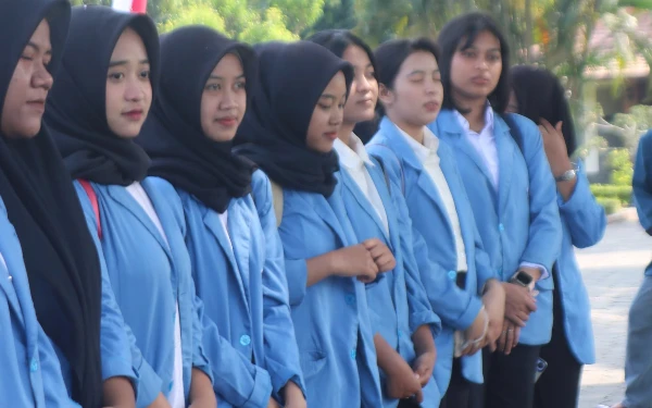 Foto Para mahasiswa saling tukar pikiran dengan Pokdarwis setempat untuk pengembangan pariwisata di Trowulan.  (dok fak vokasi for ketik)