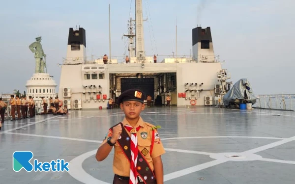 Foto Siswa Pramuka Penggalang dari SD Islam Al Azhar 56 Malang Kiagus Dihyah berfoto di geladak KRI Surabaya-591 di sela Apel Peringatan Hari Pramuka ke-64 di Dermaga Ujung Koarmada II Surabaya, Kamis, 14 Agustus 2025. (Foto: Naufal Ardiansyah / Ketik)