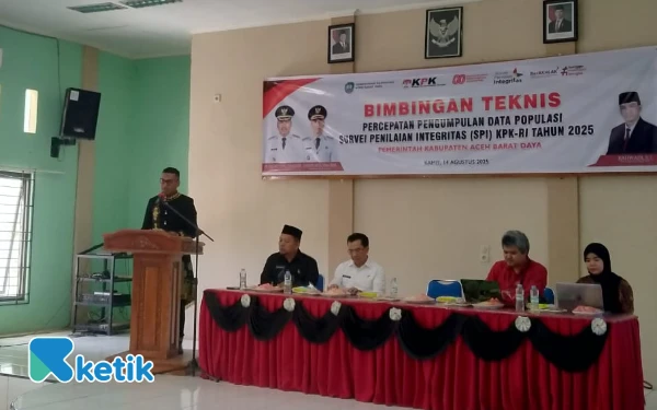 Foto Bupati Abdya, Dr Safaruddin membuka bimtek percepatan pengumpulan data SPI KPK RI di Aula Dinas Kesehatan Abdya, Kamis, 14 Agustus 2025. (Foto: Yas for Ketik)