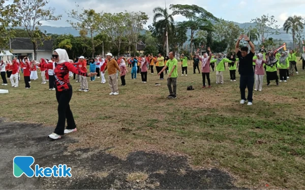 Foto Senam pagi yang melibatkan seluruh pegawai Disdagnaker, DKPP, BPBD, PUPR dan anggota Dharma Wanita Persatuan dalam rangka memperingati HUT RI ke-80, Jumat, 15 Agustus 2025.