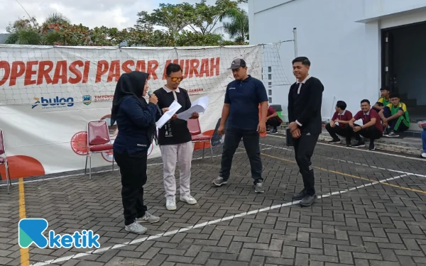 Foto Sejumlah peserta tampak bersiap untuk mengikuti lomba volly geber pakai air. (Foto: Al Ahmadi/Ketik)