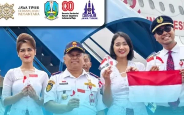 Foto Kadishub Jatim Nyono (dua dari kiri) bersama pramugari dan pilot yang menerima bendera merah putih. (Foto: Dishub for Ketik.com)