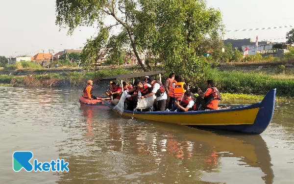 Foto Sebagian pelepasan ikan dilakukan di tengah sungai dengan menggunakan kapal nelayan.  (foto: Sutejo/ketik)
