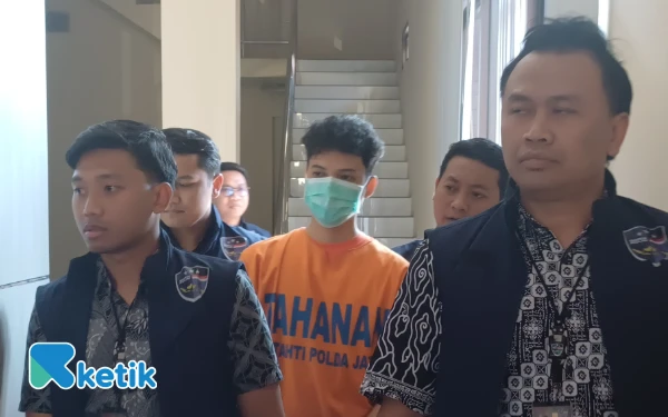 Foto AMA tidak berkutik saat dibekuk polisi dari Polda Jatim, Jumat, 15 Agustus 2025. (Foto: Khaesar/Ketik)