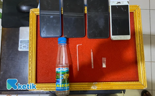 Foto Barang bukti alat hisap bong, sabu, kaca pyrex dan handphone yang diamankan Satresnarkoba Polres Abdya di Babahrot, Jumat, 14 Agustus 2025. (Foto: Sad for Ketik)