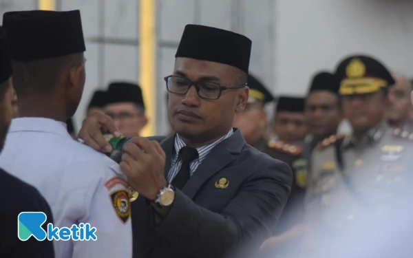 Foto Bupati Abdya, Dr Safaruddin memasang pangkat di bahu salah seorang anggota Paskibraka Abdya di Lobi Kantor Bupati Abdya, Kompleks Perkantoran Bukit Hijau, Jumat, 15 Agustus, 2025. (Foto: Darma for Ketik)