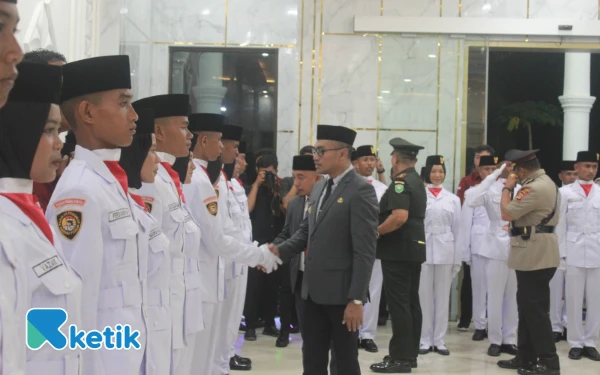 Foto SKPK Abdya menyalami satu persatu anggota Paskibraka Abdya pada malam pengukuhan di Kantor Bupati Abdya, Jumat, 15 Agustus 2025. (Foto: Darma for Ketik)