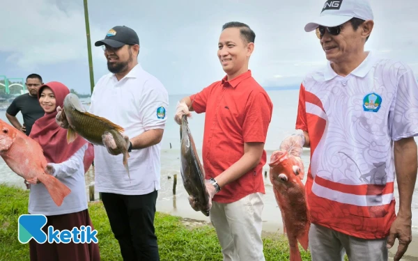 Foto Bupati Bassam Kasuba dan Wakil Bupati Helmi Umar, Kapolres Halsel serta Ketua PKK Berpose Dengan ikan hasil tangkapan peserta lomba mancing Teluk Labuha (Foto: Mursal/Ketik)