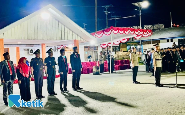Foto Inspektur Upacara Taptu dan Pawai Obor Kapolres Halsel AKBP Hendra Gunawan beserta Bupati dan Wakil Bupati Halmahera Selatan (Foto: Mursal/Ketik)