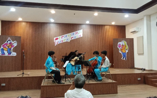 Foto Penampilan Musik Klasik Third Letter To Father karya Lukas Sommer yang
dibawakan oleh El Vatikan, Bima Arifin, Hati Bening, Dhani Ahmad, Maigty Simatupang