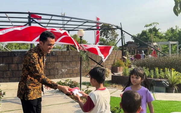 Foto Mercure Surabaya Grand Mirama menggelar pembagian bendera Merah Putih kepada masyarakat di Taman Bhinneka, Surabaya sebagai ajakan untuk menumbuhkan semangat nasionalisme dan persatuan. (Istimewa)