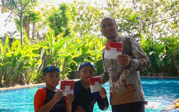 Foto Bagi Hotel Mercure Surabaya Grand Mirama, pembagian bendera menjadi momen kebersamaan dan pengingat bahwa semangat kemerdekaan adalah milik semua generasi. (Foto: Istimewa)