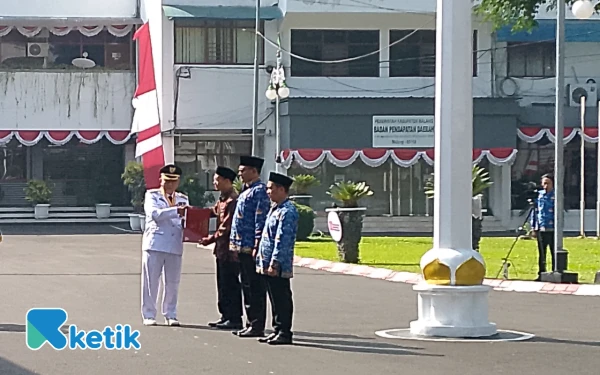 Foto Bupati Malang Sanusi ketika menyerahkan Tanda Kehormatan Satyalancana karya Satya dari Presiden Prabowo. (Foto: Binar Gumilang/Ketika)