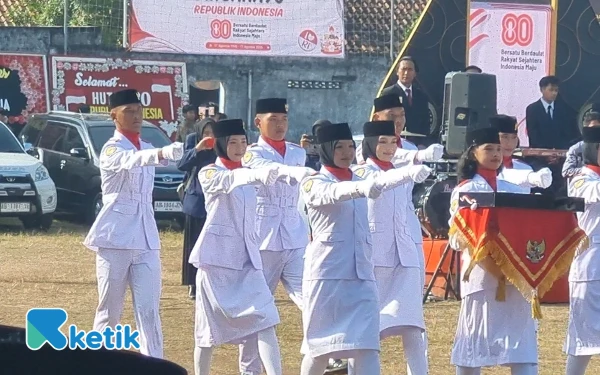 Foto Saat menjalankan tugas posisi Zivara masuk pasukan 8. Berada paling depan sebelah kanan berdampingan dengan pembawa Baki Bendera. (Foto: Fajar Rianto/Ketik)