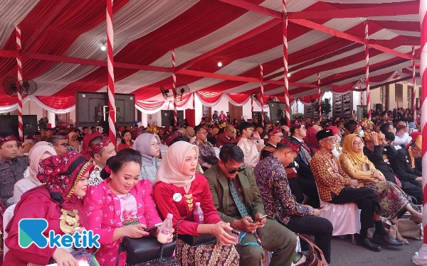 Foto Ratusan warga dari kalangan umum saat menghadiri Upacara Pengibaran Bendera HUT ke-80 RI di Gedung Negara Grahadi di Surabaya, Minggu, 17 Agustus 2025. (Foto: Dia Vionita Herlina/Ketik)