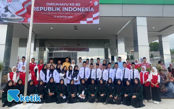 Foto Petugas Upacara HUT Ke-80 RI IAIN Kerinci foto bersama dengan pejabat pimpinan IAIN Kerinci (Foto: Media admin ekovia24 IAIN Kerinci)