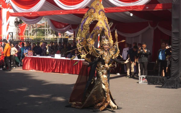 Foto Penampilan salah satu talent dari Jember Fashion Carnival (JFC). (Foto: Lina/Ketik)