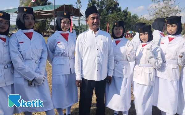 Foto Kades Bregeng Abusiri usai melaksanakan upacara HUT Ke 80 RI dilapangan desa (Foto.Ismail HS/Ketik)