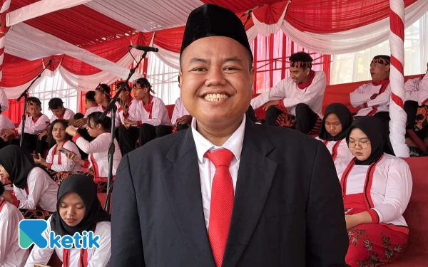 Foto Muhammad Syahrul Rizki Okina, pelatih sekaligus konduktor paduan suara Upacara HUT ke-80 RI di Gedung Negara Grahadi di Surabaya, Minggu, 17 Agustus 2025. (Foto: Adiybah Fawziyyah / Ketik)