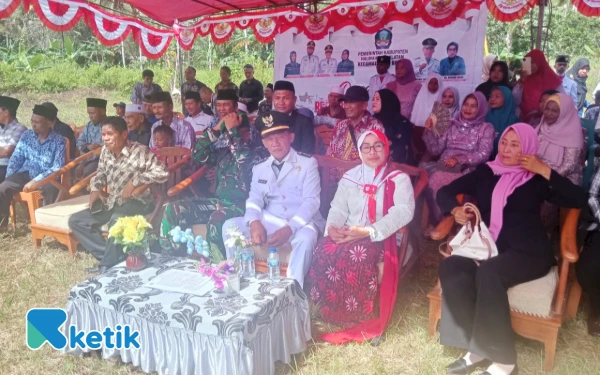 Foto Foto Camat Obi Barat Risno Tjan di Dampingi Ketua TP-PKK Kecamatan Obi Barat, Ny. Nursan Risno,( Foto Riman/ ketik)
