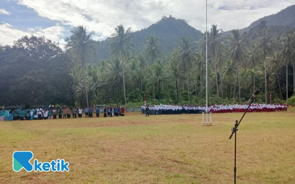 Foto Foto peserta upacara dengan Latar di belakang gunung beha.( Foto Riman/ketik)