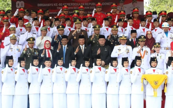 Foto Pimpinan DPRD ,Forkopinda dan Pasukan Pengibar Bendera