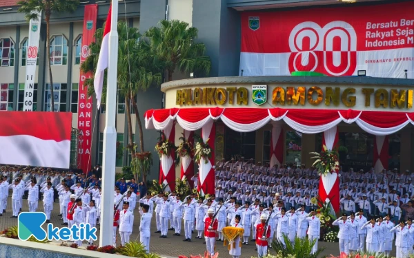 Foto ‎Upacara Penurunan Bendera memperingati HUT ke-80 Kemerdekaan RI di Kota Batu di halaman Balai Kota Among Tani, Minggu 17 Agustus 2025. (Foto: Sholeh/Ketik)