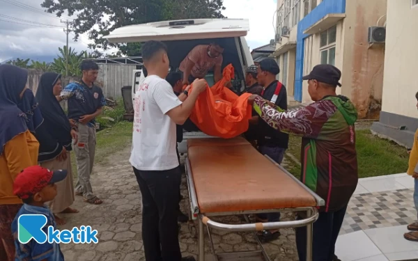 Foto Mayat Wanita di otopsi di RSUD Labuha (Foto: Ade Ongen For Ketik)