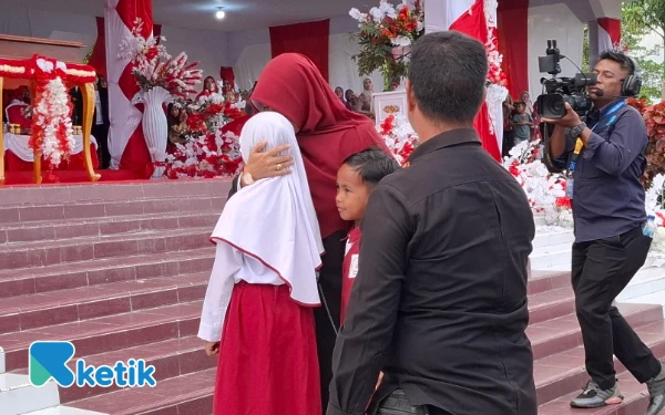 Foto Kedua siswa SD Dirangkul Hangat Kadisdik Halmahera Selatan Siti Khodijah (Foto: Mursal/Ketik)