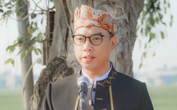 Foto Deddy Firmansyah, anggota DPRD dari Partai Gerindra yang menginisiasi upacara agustusan ini (Foto : Abdul Fatah/Ketik)