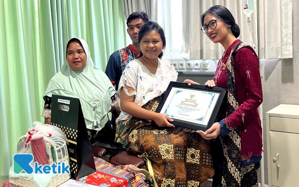 Foto Penyerahan Adminduk oleh Istri Bupati Pacitan, Efi Suraningsih kepada ibu bayi yang lahir bertepatan HUT RI ke 80, Minggu, 17 Agustus 2025. (Foto: RSUD for Ketik)