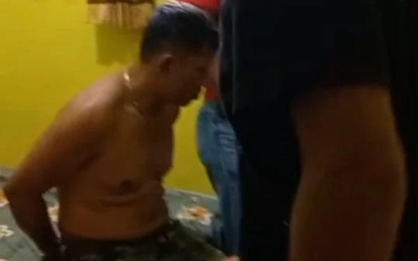 Foto MST nampak ditangisi sang istri saat polisi memborgol dan menggeledah rumahnya untuk mencari barang bukti keterlibatannya dalam jaringan pengedar narkoba di Jember. (Istimewa)