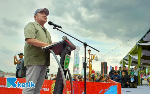 Foto Gubernur Sumatera Selatan H Herman Deru membuka final Festival Perahu Bidar 2025 yang disambut riuh ribuan warga di tepian Sungai Musi. Minggu 17 Agustus 2025 (Foto: M Nanda/Ketik)