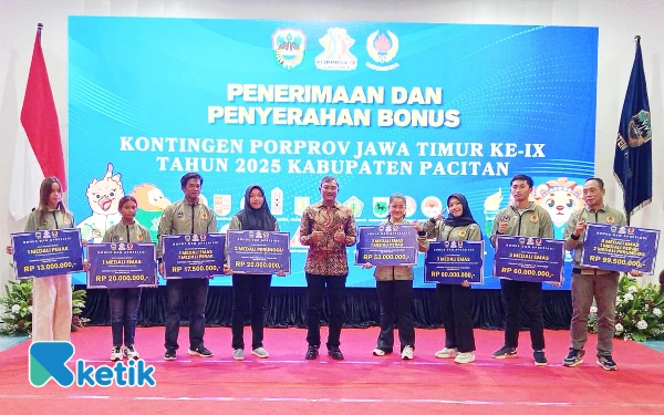Foto Sejumlah atlet dan Bupati Pacitan, Indrata Nur Bayuaji dalam acara penerimaan dan penyerahan bonus atlet kontingen Porprov Jatim ke IX 2025 di Pendopo Kabupaten Pacitan, Minggu malam, 17 Agustus 2025. (Foto: Al Ahmadi/Ketik)