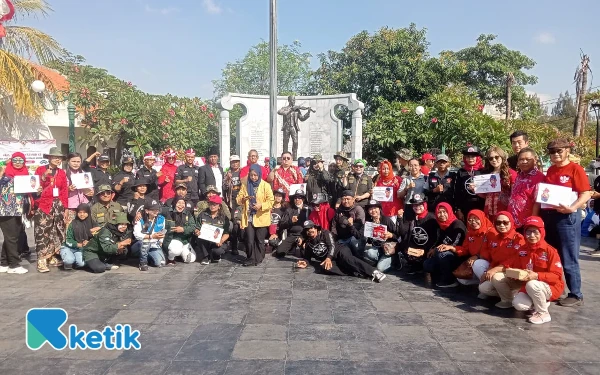 Foto Para relawan di Surabaya foto bersama setelah melaksanakan upacara di taman makam pahlawan WR Soepratman.  (foto: dok LC for ketik)