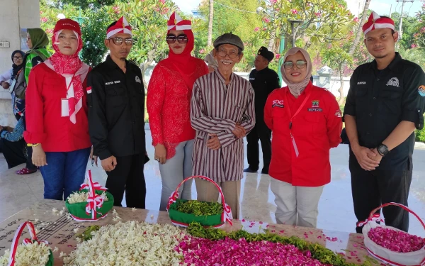 Foto Setelah upacara dilanjutkan tabur bunga di makam WR Soepratman secara bergantian oleh para relawan.  (foto: dok LC for ketik)