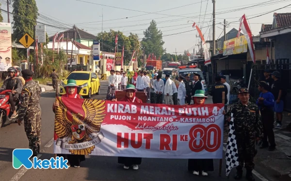 Foto ‎Warga Malang Barat mengirab bendera merah putih dari Kecamatan Kasembon menuju kecamatan Pujon, Senin 18 Agustus 2025. (Foto: Sholeh/Ketik)