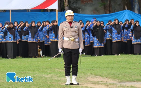Foto Ipda Hermansyah saat memimpin upacara penurunan bendera dalam rangka HUT ke-80 RI di Blangpidie, Abdya, Minggu, 17 Agustus 2025. (Foto: T. Rahmat/Ketik)