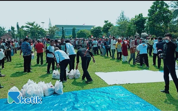 Foto Ribuan warga tertib mengantri sembako gratis dari SNI Cilacap dan PPSC. (Foto: Nani Eko/Ketik)