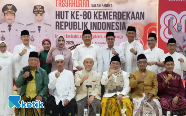 Foto Bupati Subandi dan Wabup Mimik Idayana bersama jajaran Forkopimda Sidoarjo serta para ulama saat malam tasyakuran HUT Ke-80 Kemerdekaan RI pada Sabtu malam (16 Agustus 2025). (Foto: Kominfo Sidoarjo)