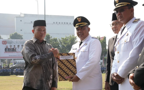 Foto Bupati Sleman Harda Kiswaya secara simbolis menyerahkan SK Remisi pada warga binaan pemasyarakatan. (Foto: Prokopim Sleman for Ketik)