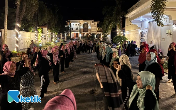 Foto Para emak-emak saat lomba himpit sarung berantai (Foto: Mat Jusi/Ketik).