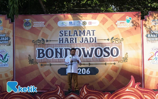 Foto Teks: Pawai budaya yang secara resmi dibuka oleh Wakil Bupati Bondowoso, As’ad Yahya Syafi’i, dalam suasana yang penuh semangat dan kegembiraan.
(Foto: Haryono/Ketik )