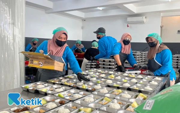 Foto Proses pengemasan makanan untuk MBG di Dapur SPPG Morse. (Foto: Lutfia/Ketik)