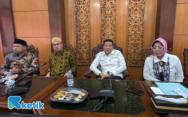 Foto Dari kiri, Ketua Komisi A DPRD Sidoarjo Rizza Ali Faizin, Ketua DPRD Sidoarjo Abdillah Nasih, Bupati Subandi, dan Sekda Fenny Apridawat saat rapat membahas nasib tenaga non-ASN di Pemkab Sidoarjo. (Foto: Kominfo Sidoarjo)