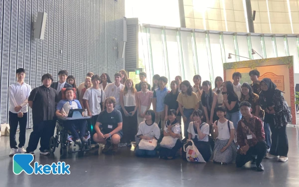 Foto Para peserta Teens Square Tokyo Project 2025: The Tokyo Forum of Young Minds dari berbagai negara di Tokyo, Jepang, 20 Agustus 2025. (Foto: Dok. Forum Anak Surabaya)