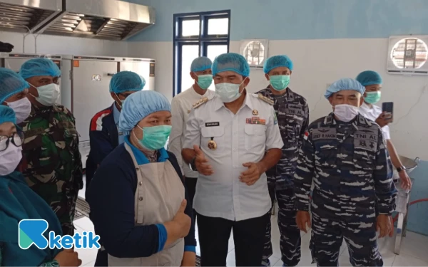 Foto Bupati Simeulue saat Menyambangi Dapur Makan Bergizi Gratis (MBG) di Desa Lugu, Rabu 20 Agustus 2025)