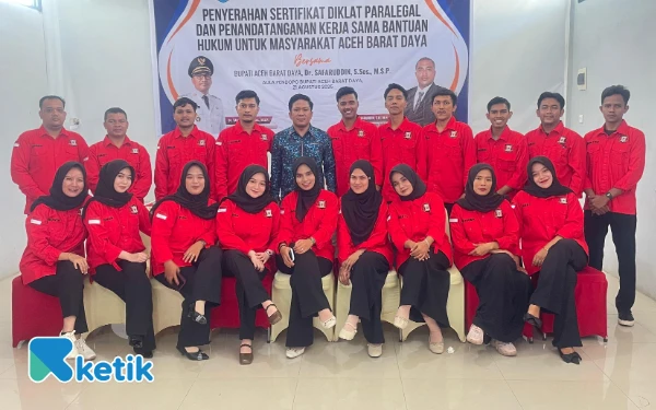 Foto Foto bersama Ketua YARA Abdya, Suhaimi (memakai batik) bersama Paralegal Abdya yang telah menerima sertifikat di Aula Pendopo Bupati Abdya, Kamis, 21 Agustus 2025. (Foto: T. Rahmat/Ketik)